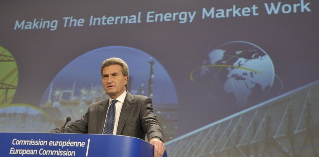 Commissioner Oettinger speaking at a press conference.