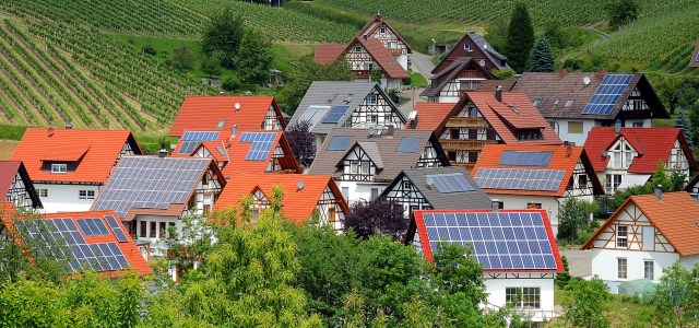 Germans continue to support the Energiewende, because its benefits are spread democratically. (Photo by  Rudolpho Duba  / pixelio.de)