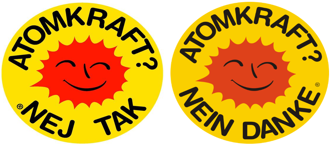 Zwei Buttons nebeneinander, beide zeigen eine schmunzelnde rote Sonne, um sie herum steht die Aufschrift Atomkraft? Nein Danke, links auf Dänisch, rechts auf Deutsch