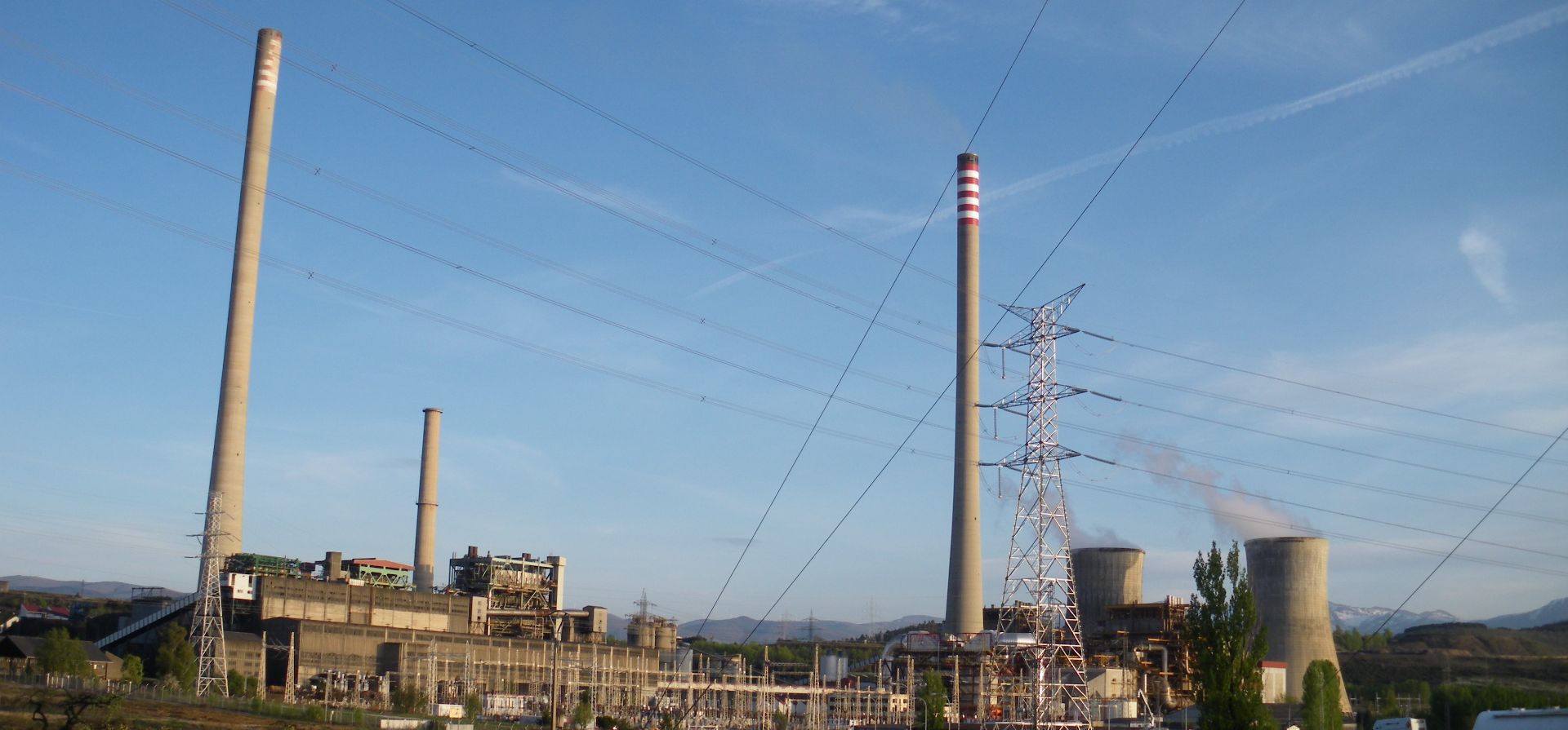A view of the Compostilla coal plant and its power lines