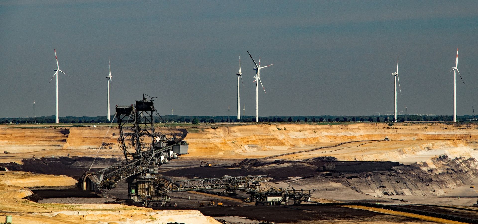 In concrete terms, Greenpeace Energy proposes to decommission the Hambach opencast mine and the six oldest and least efficient power plant units by 2020, the nearby Inden mine in 2022 along with six further power plant units, and in 2025 close the Garzweiler Mine along with the last three lignite burning units.